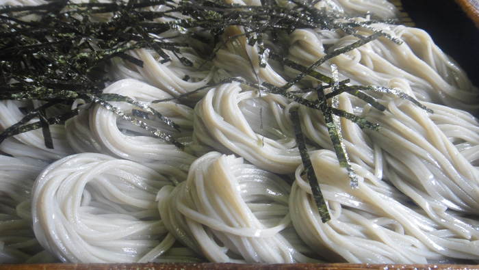 そば（新潟県へぎ蕎麦。地域の産業である織物につかうふのりをつなぎに使う海草つなぎ）
