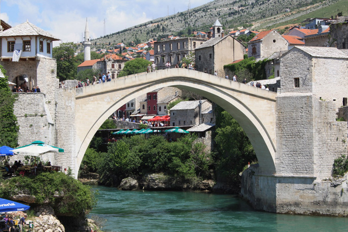 モスタル旧市街にかかる修復された橋