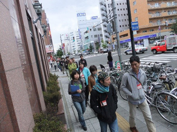 札幌市内で開催されたイベントでのまち歩き（2011年10月、筆者撮影）