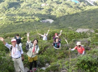 島でなじみの薄い登山に釣りを組み合わせた「山×釣り×食の島ガールツアー in 神津島」