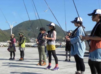 島でなじみの薄い登山に釣りを組み合わせた「山×釣り×食の島ガールツアー in 神津島」