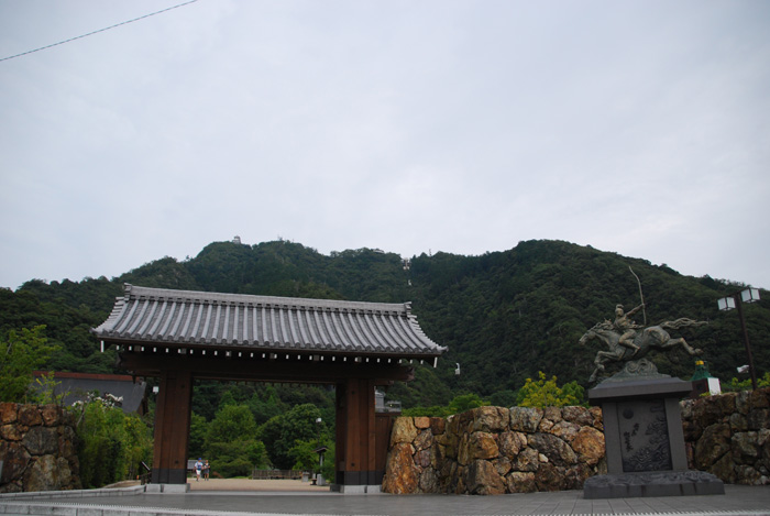 岐阜公園正門と山上の岐阜城