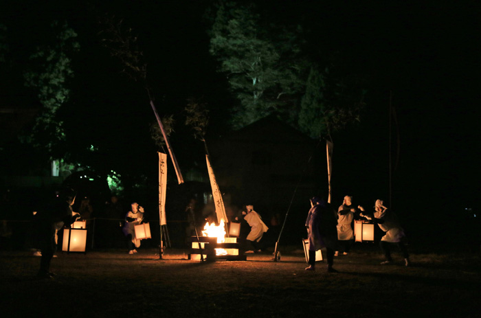 狐の夜祭り。踊りも曲も自作自演（新潟県柏崎市高柳町）