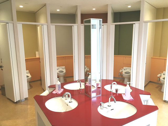 「サーモンパーク千歳」の利用者から好評だった女性トイレ　写真提供　国土交通省 北海道開発局