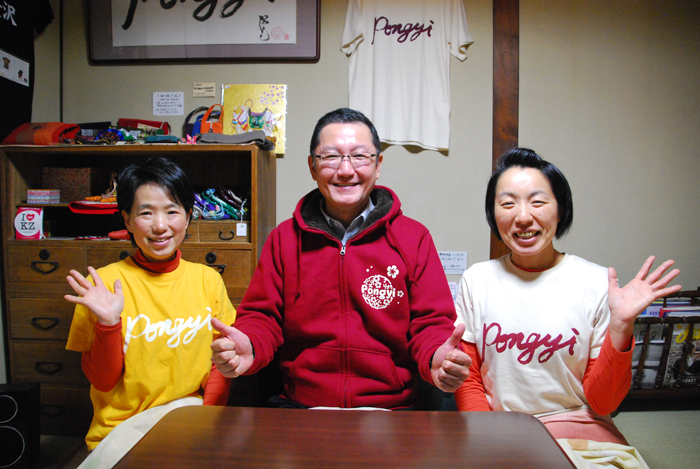 代表の横川雅喜さん（中央）、女将の金子祐子さん（右）、スタッフの大山京子さん（左）