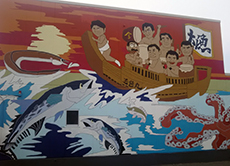 漁港に大学生が描いた巨大壁画登場