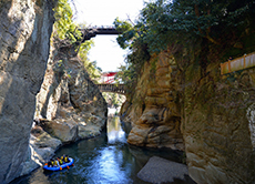 ラフティングボートで桂川下り　名勝「猿橋」を仰ぎ見るツアー