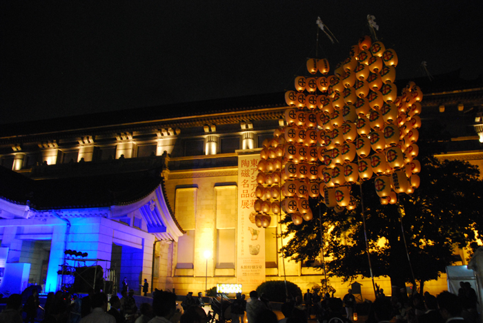  東京国立博物館をバックに夜空に浮かび上がる秋田竿燈