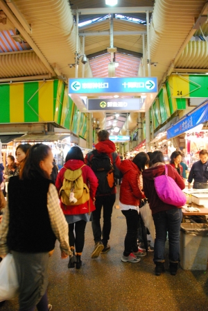 金沢市民の台所、近江町市場にも多くの外国人観光客が訪れる