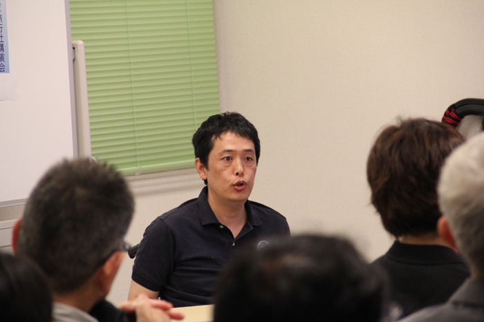 講演を行う浩平さん（2013年6月）