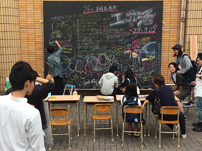 駅前に巨大黒板　学生らが駅から大牟田の魅力発信