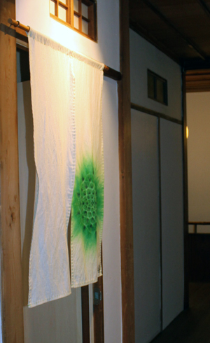 個室の入り口には北信州作家による絞染曼荼羅の暖簾