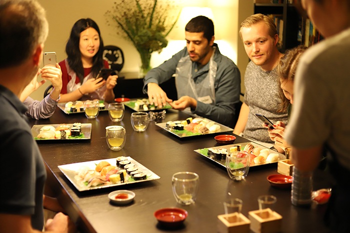 作ったお寿司を前に参加者から笑みがこぼれる