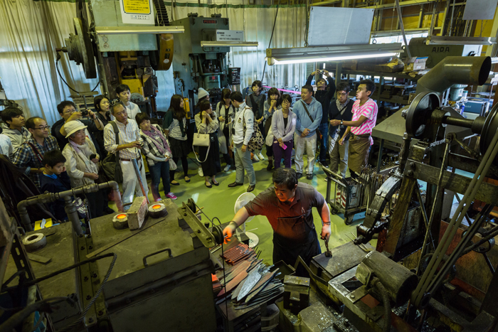 「燕三条 工場の祭典」。包丁やカトラリーなど金属加工品の一大産地である燕三条の工場が開放され、モノが作られる過程を見学できるイベント　Photos：Ooki Jingu