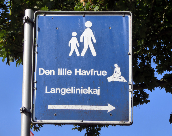 コペンハーゲンの街角のサイン。人魚のピクトグラムに2つの固有名詞のみ。ピクトグラムは、ピクトグラムのみか固有名詞だけを添えて提示するのが原則