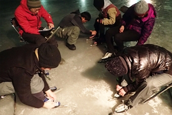 茅野の「校庭リンク」で氷の整備とスケート体験実施