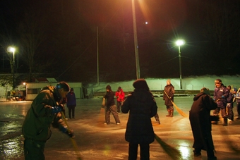 茅野の「校庭リンク」で氷の整備とスケート体験実施